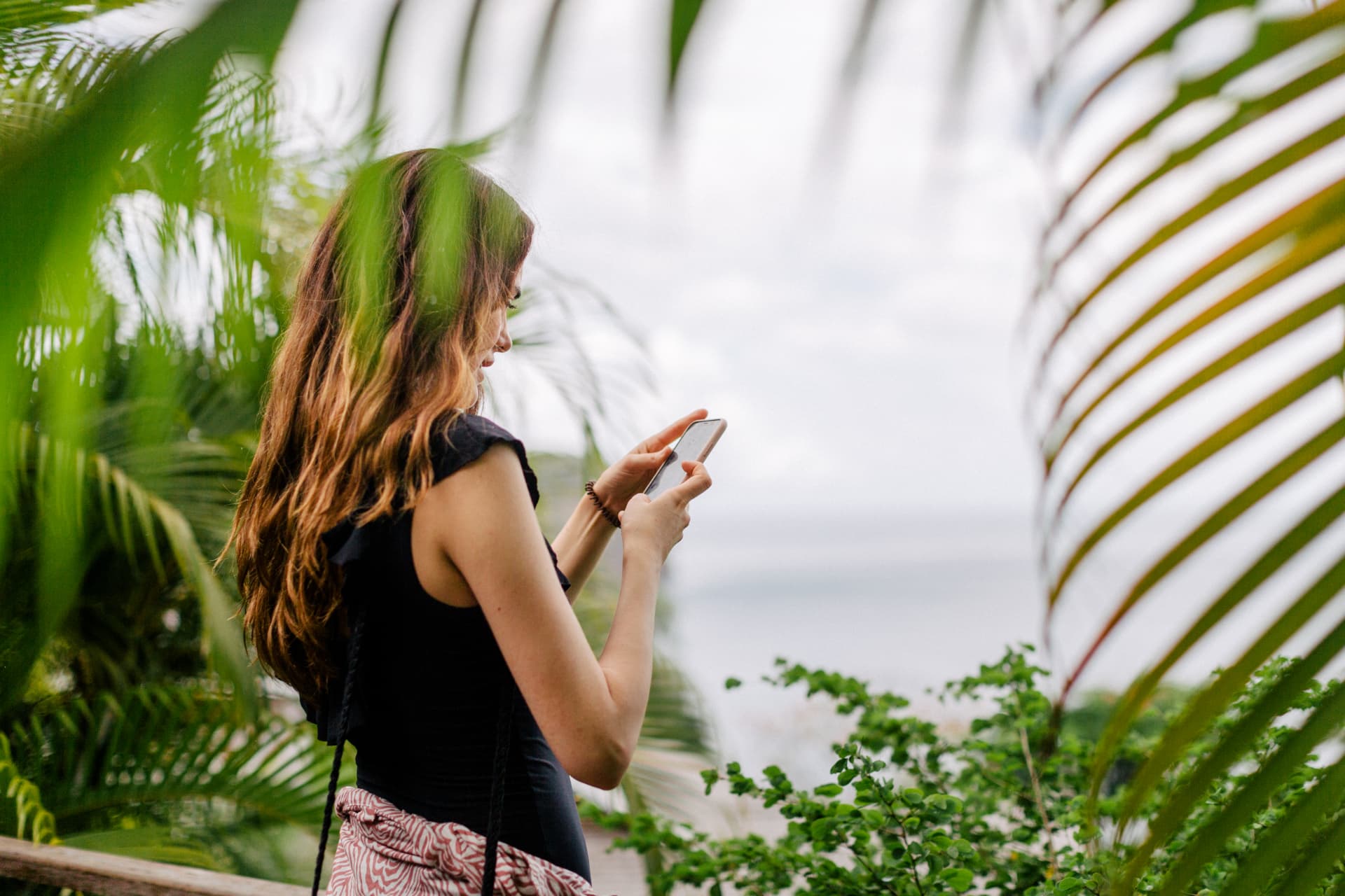Personne écrivant utilisant son téléphone Personne écrivant utilisant son téléphone