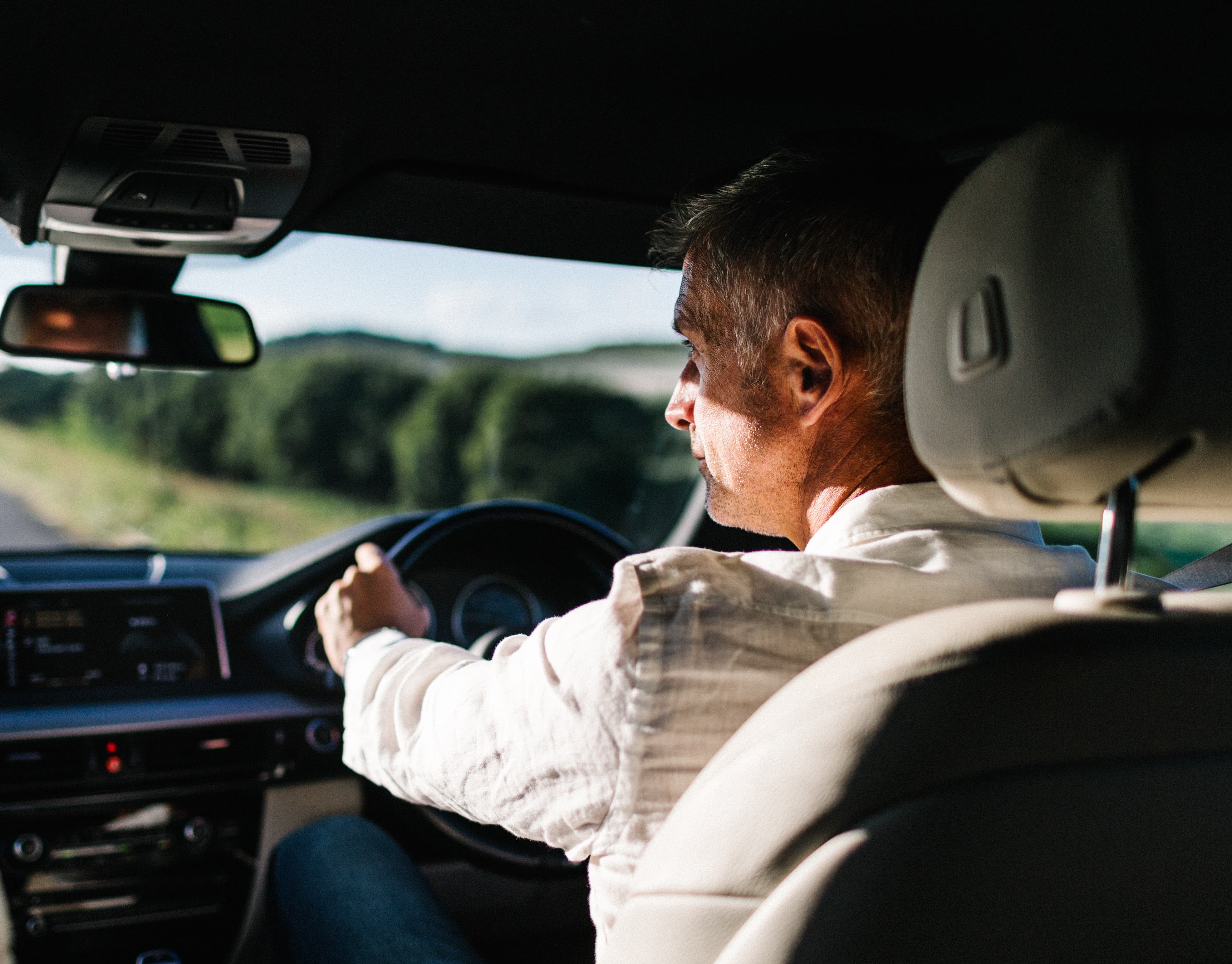 Homme au volant d'une voiture Homme au volant d'une voiture